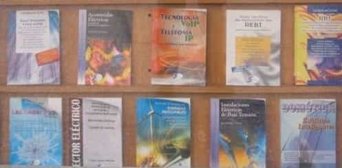 Libreria con libros de Ramon Millan